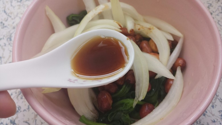 花生米拌洋葱菠菜,再加一勺醋