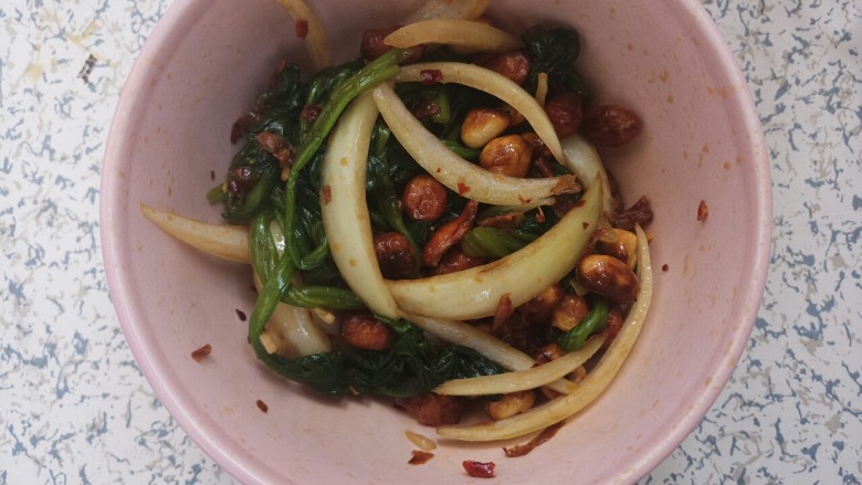 花生米拌洋葱菠菜,拌匀