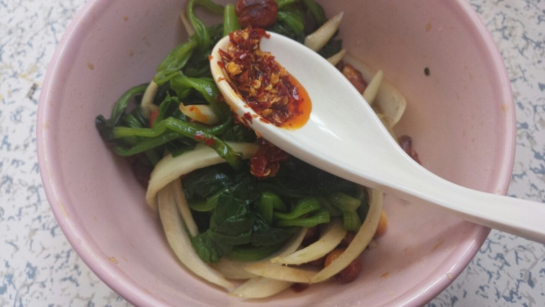 花生米拌洋葱菠菜,再加半勺<a style='color:red;display:inline-block;' href='/shicai/ 852'>辣椒油</a>