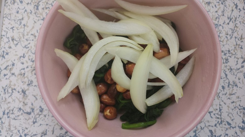 花生米拌洋葱菠菜,然后把花生米，洋葱还有菠菜放一个碗里