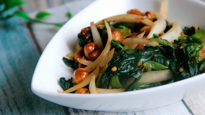 花生米拌洋葱菠菜,装盘，可以吃了