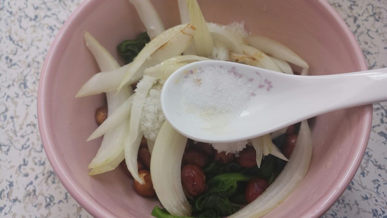 花生米拌洋葱菠菜,再加一勺盐