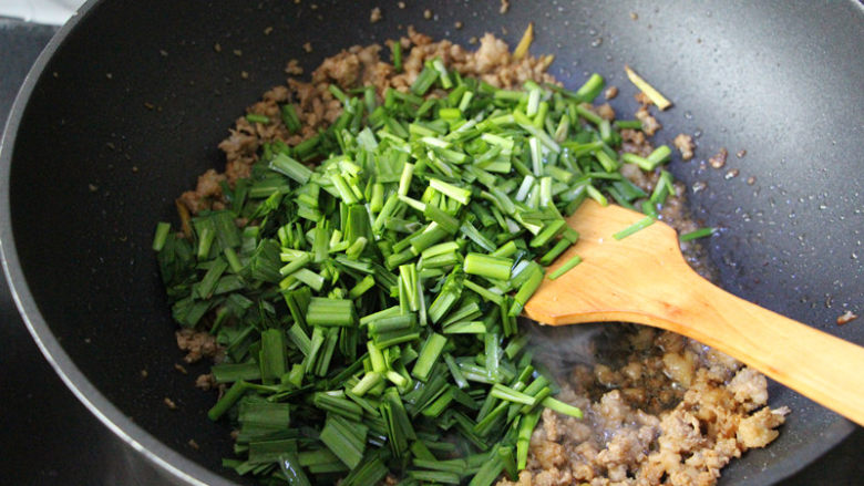 肉沫韭菜,待肉沫炒炒熟,香味出来,倒韭菜下去翻炒。