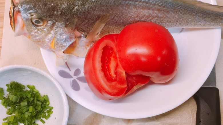 🍅番茄鱼🐟,主材洗净备用,鱼身上的水沥干,防止下锅的时候油四处飞溅,<a style='color:red;display:inline-block;' href='/shicai/ 59'>番茄</a>可以切成小块更好的出汁。