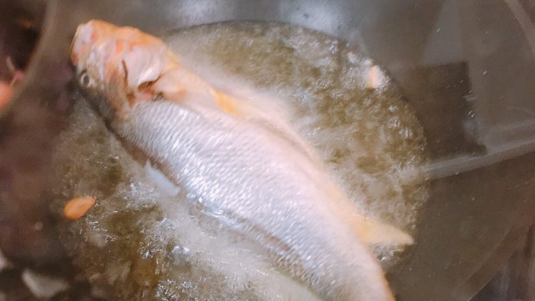🍅番茄鱼🐟,油温差不多的时候鱼下锅,两面炸透成金黄,鱼肉基本就熟了,总觉得这是个高危动作,每次都是拿着锅盖挡着,胆战心惊的😄。