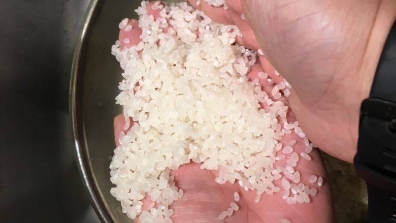 握寿司套餐,换一把!继续搓揉!加水!倒掉!搓揉!至少3次换水!