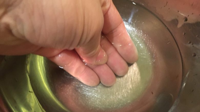 握寿司套餐,准备一盆清水,双手沾湿