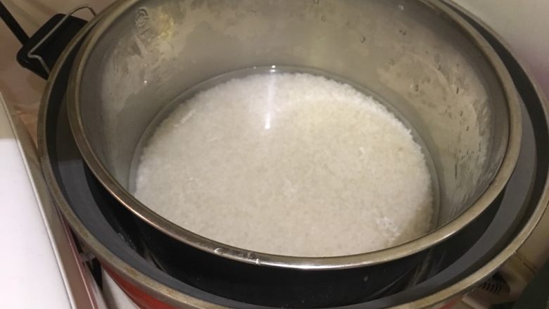 握寿司套餐,加2.5杯的水,启动煮饭程序!