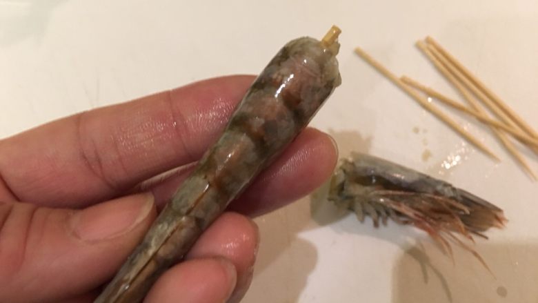 握寿司套餐,再用牙签由头至尾的贯穿虾背,撑直虾子