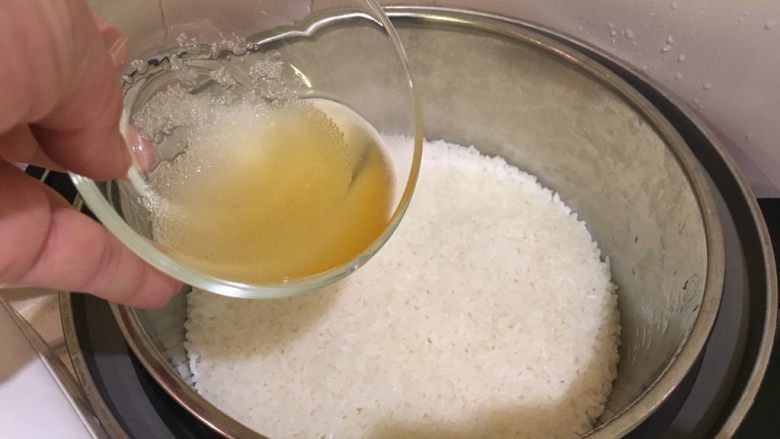 握寿司套餐,煮好的饭加入米醋、糖、盐,拌匀松饭后盖闷10分钟.