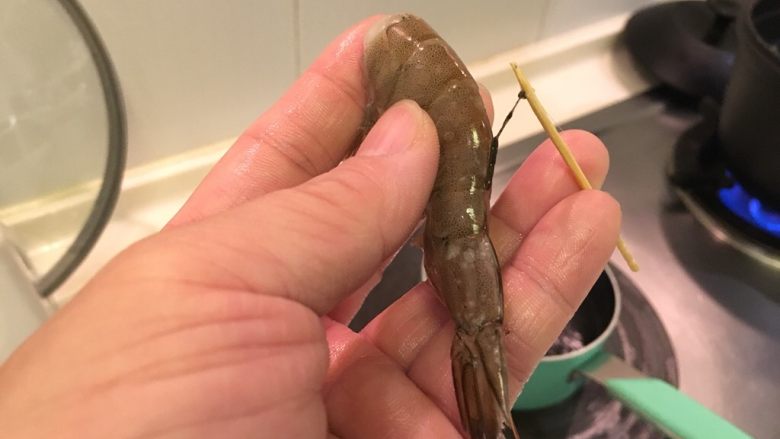 握寿司套餐,尾部数起第3节,用牙签挑出虾肠!