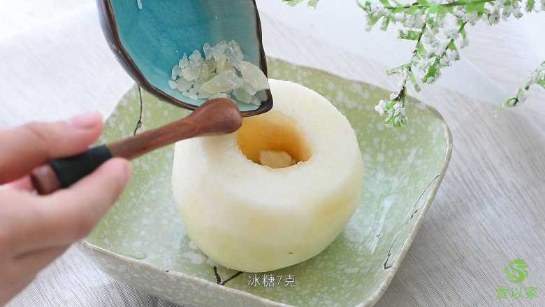【药膳-失眠】酸枣仁改善失眠,个小,功效大,放入冰糖。