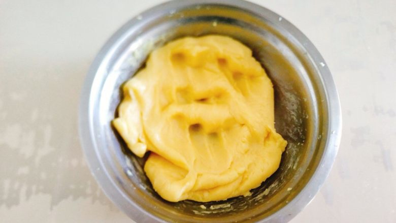 奶油泡芙球,搅拌至面糊细腻且光滑,打蛋器提起来会有一个比较长的尾巴,就可以啦!