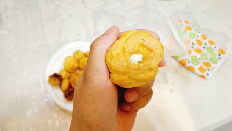 奶油泡芙球,挤好后,接着放冰箱冷藏室,时间半个小时以上吧。想吃的时候再拿出来吧!