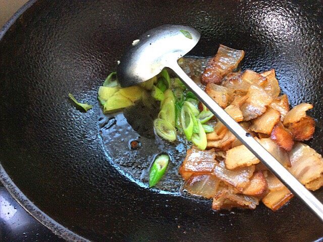 蒜苔炒腌肉,出油后,播一边,下葱姜炒香
