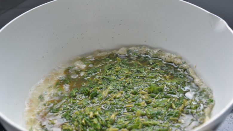 香椿炒鸡蛋,热锅倒油,倒入香椿鸡蛋液