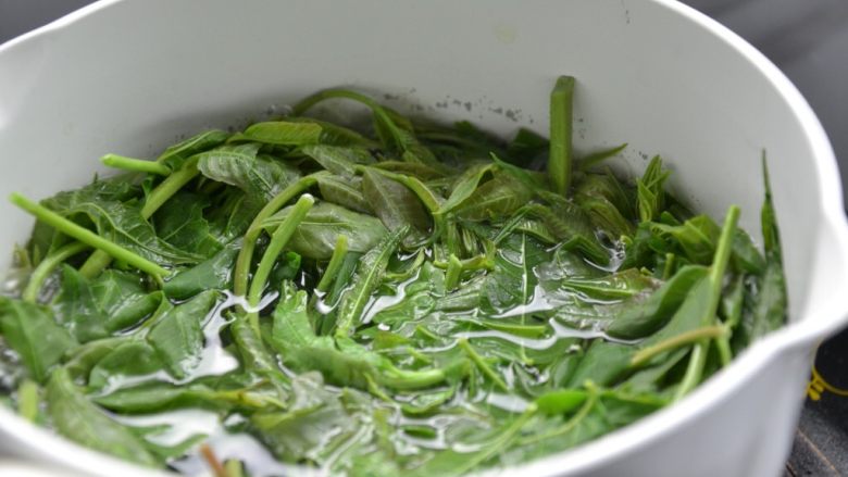 香椿炒鸡蛋,烧一锅开水,把香椿焯水一遍
