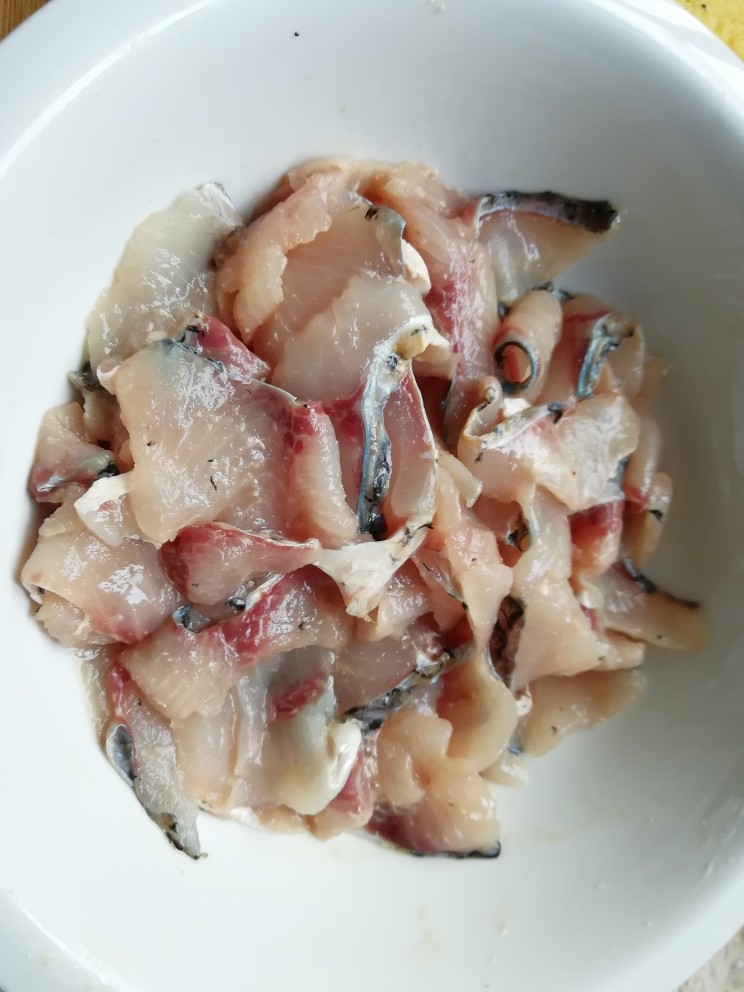 酸菜鱼,泡好的鱼片,加入一个<a style='color:red;display:inline-block;' href='/shicai/ 9'>鸡蛋</a>清,加入一勺淀粉,加入盐,料酒,抓拌均匀,腌制到使用正好