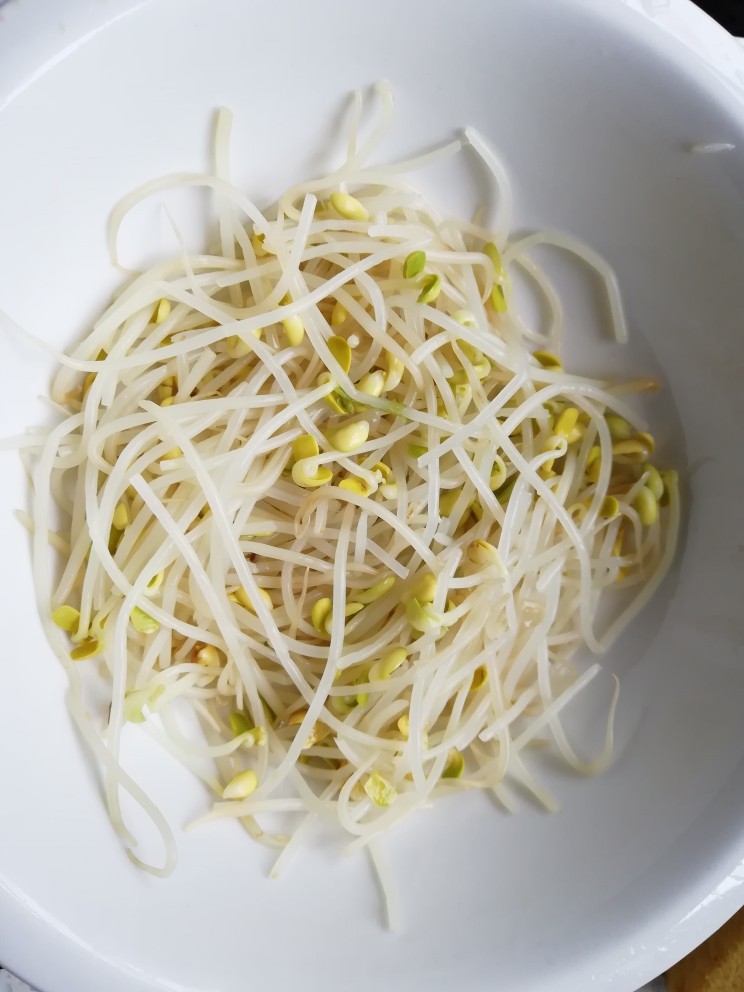 酸菜鱼,豆芽濯水,过冷水,放在要装酸菜鱼的盆底