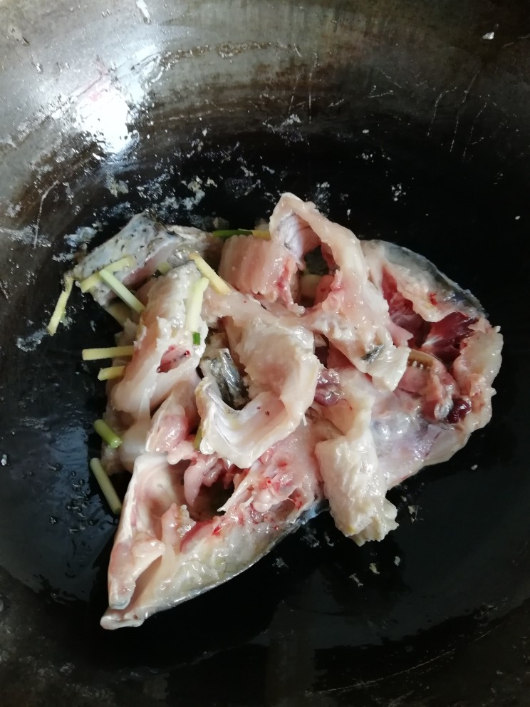 酸菜鱼,翻炒,然后加入姜蒜葱白还有一部分辣椒