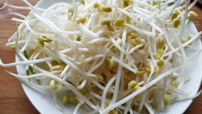 酸菜鱼,豆芽洗干净,这个看个人爱好,本人比较喜欢吃就放点了