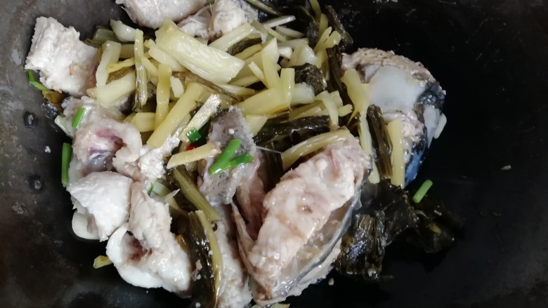 酸菜鱼,翻炒后加入酸菜,因为我这次买的杆子多,所以一起放了,如果叶子多的话,可以稍后放