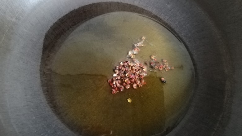 酸菜鱼,另干净的锅中入油,开火,可以在稍微有点油温就加入花椒,将花椒油炸入味(我一般都是炸过后就把花椒捞出来丢掉了,毕竟这个吃到嘴里还是太麻了,这里只要他的味道,当然喜欢吃的也可以不丢掉),然后加入之前切好的红辣椒(我用的是鲜朝天椒,也可以用干辣椒,反正放的量看个人口感,反正我放了十个就已经很辣了)
