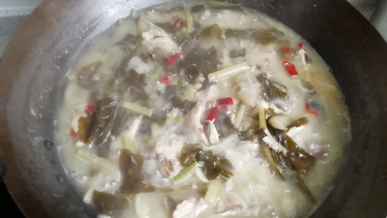 酸菜鱼,加入水,可以多加一点(接上将,要是叶子多的话,可以这个时候加入)煮开后十分钟,将鱼骨肉和酸菜捞出,铺在豆芽上,汤剩锅中