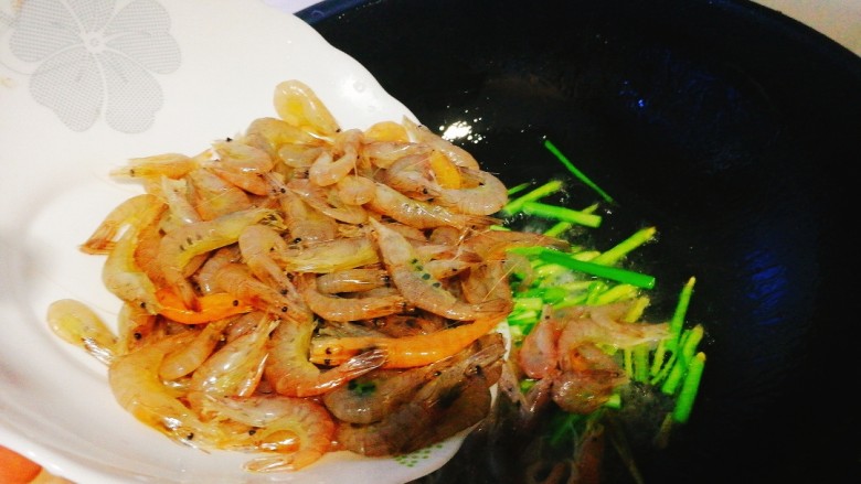 家常菜+韭菜炒小白虾,然后加入虾,快速翻炒,大火哦