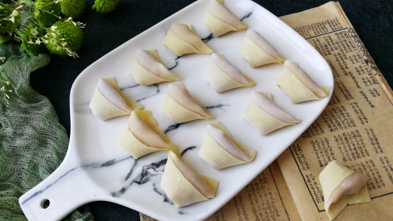 胡萝卜巴沙鱼牛肉小馄饨,用袋子按需要装好,吃的时候随下随吃