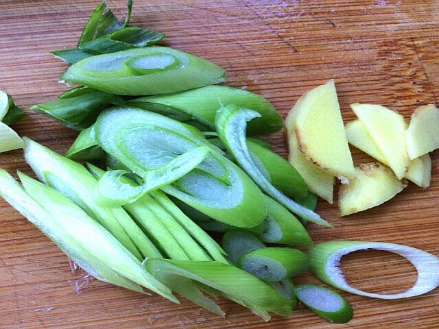 白玉菇蒜苔炒蚬子肉,葱姜切片