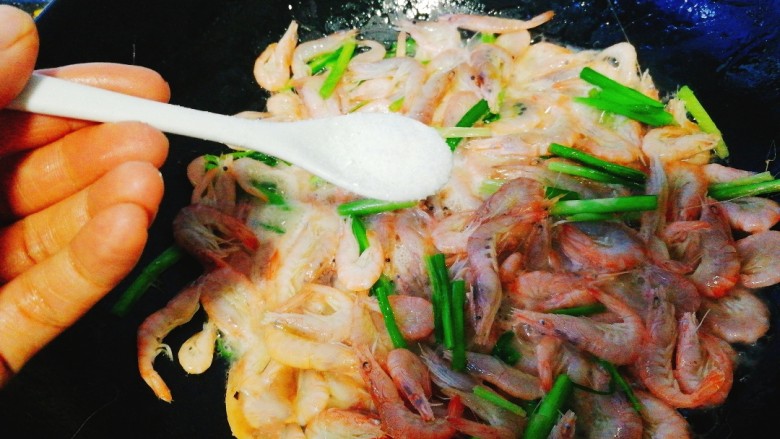 家常菜+韭菜炒小白虾,加入适量的盐,翻炒均匀