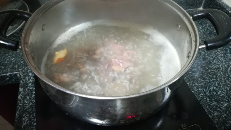 #客家美食#猪肝瘦肉小肠涮酒,下猪肝、小肠、瘦肉,加一小片橙皮去腥。