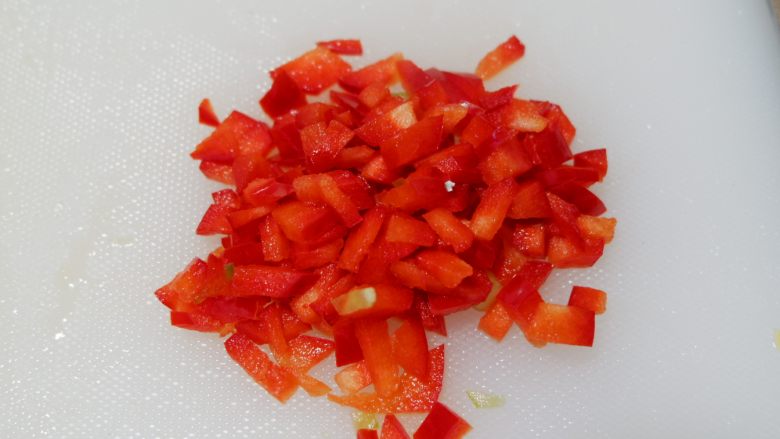 豆豉虾球炒饭 ,红椒切成小粒