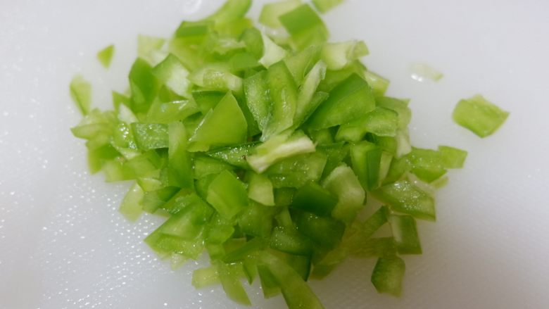 豆豉虾球炒饭 ,青椒切成小粒
