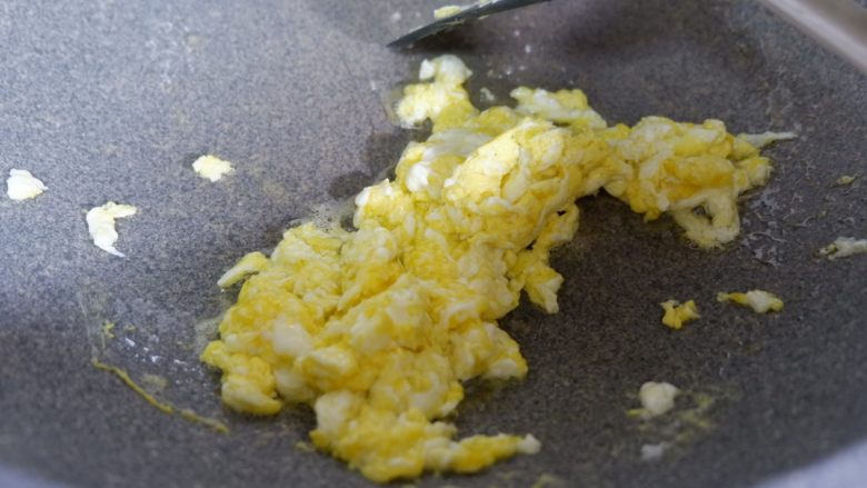 豆豉虾球炒饭 ,锅中加底油烧热,先放入鸡蛋液炒熟,装出备用