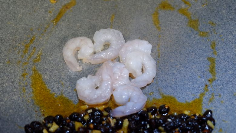 豆豉虾球炒饭 ,再放入虾仁炒至变白