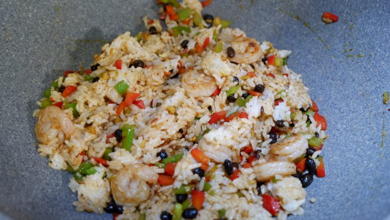 豆豉虾球炒饭 ,然后加入<a style='color:red;display:inline-block;' href='/shicai/ 10631'>大米饭</a>翻炒均匀