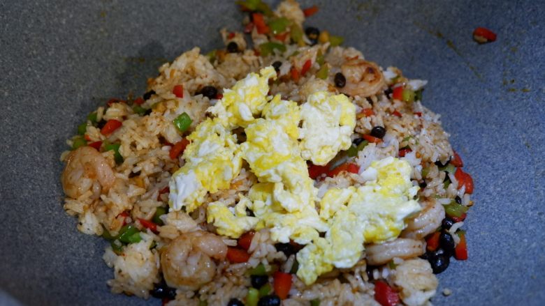 豆豉虾球炒饭 ,最后加入鸡蛋