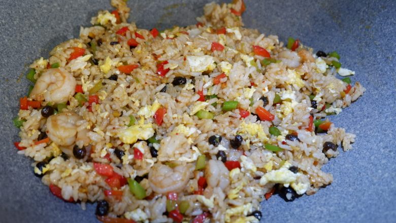 豆豉虾球炒饭 ,翻炒均匀即可~