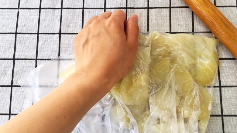 宝宝辅食12M➕:什锦土豆饼,将土豆块装入保鲜袋中,用手按压成泥,再借助擀面杖碾细腻