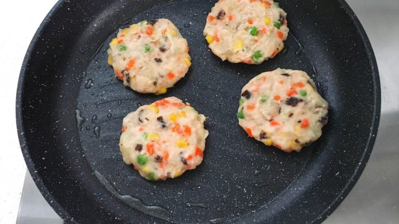 宝宝辅食12M➕:什锦土豆饼,不粘锅刷一层薄薄的油,将土豆饼放进去煎制,煎制两面金黄均可