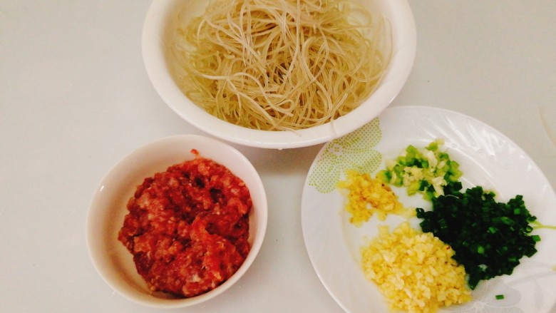 肉末粉丝煲,食材处理完