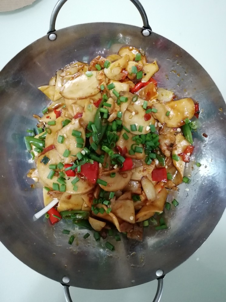 干锅杏鲍菇,后感:网上看了好多干锅杏鲍菇都是直接装盘子里的,要是喝酒的可以放火上小火开着,家里吃可以直接装盘子里,因为先前就抄过的缘故,这个还是比较好熟的,也比较好入味🤘