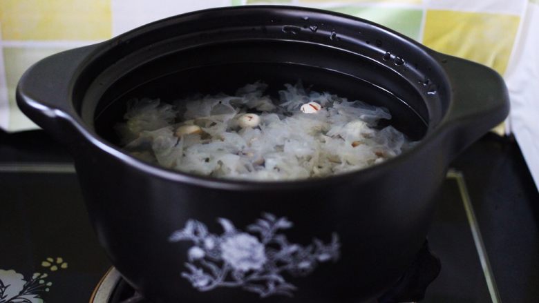 抗皱嫩肤的桃胶银耳莲子羹,所有的食材都加入锅中以后(枸杞除外)