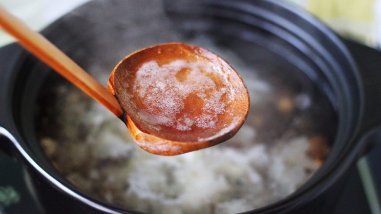 抗皱嫩肤的桃胶银耳莲子羹,大火煮沸后、用勺子撇去上面的浮沫后