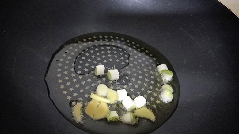驴肉黄面,锅中放入适量油烧热,放入葱姜爆香。
