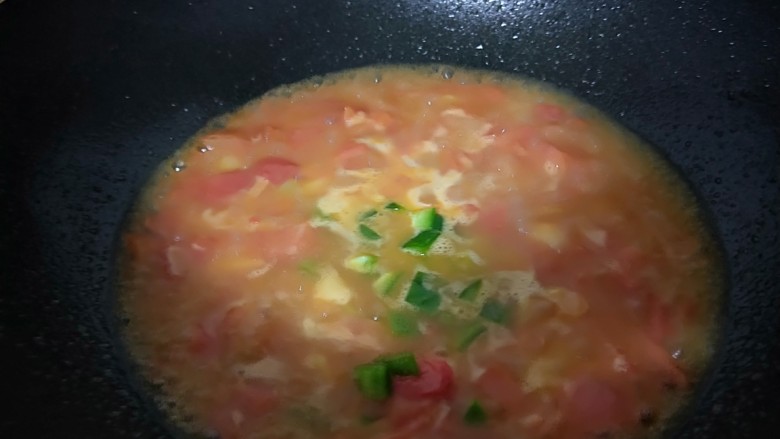 驴肉黄面,加入<a style='color:red;display:inline-block;' href='/shicai/ 59'>番茄</a>,加入适量水烧开。