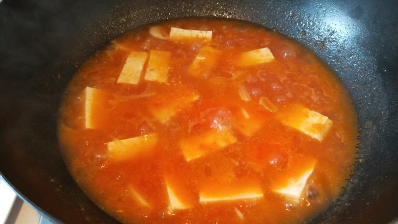 驴肉黄面,汤汁熬制红色放入豆腐,煮到豆腐飘起关火。