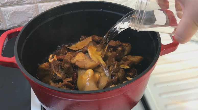 羊肉炖白菜粉丝,换个深点的锅(可不换)加清水没过羊肉